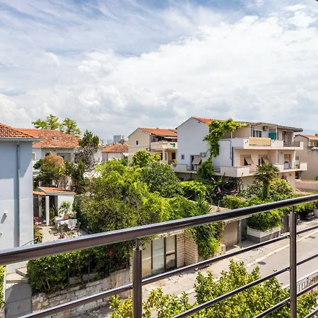 Beautiful Luxury House W Sea View & Outside Space 别墅 *