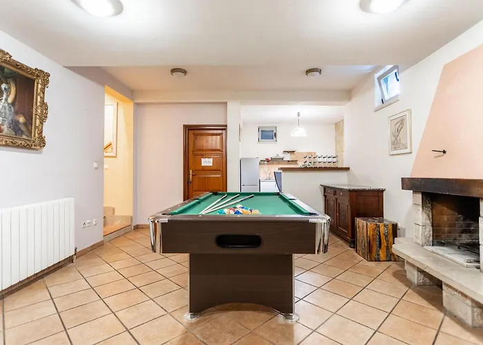 House Sleeps 8 With Balcony
