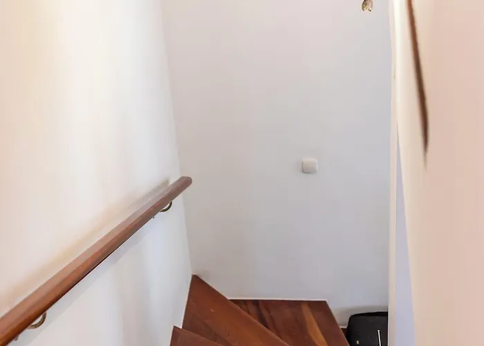 House Sleeps 8 With Balcony * Split