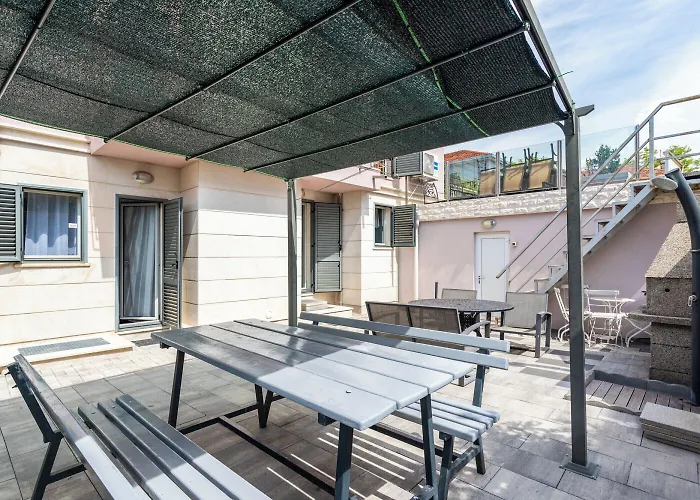 Villa House Sleeps 8 With Balcony Split