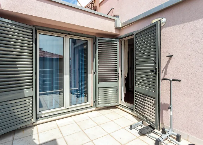 House Sleeps 8 With Balcony * Split