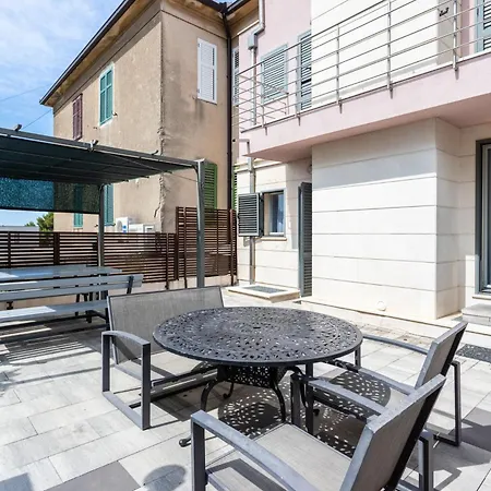 Beautiful luxury house w sea view&outside space *