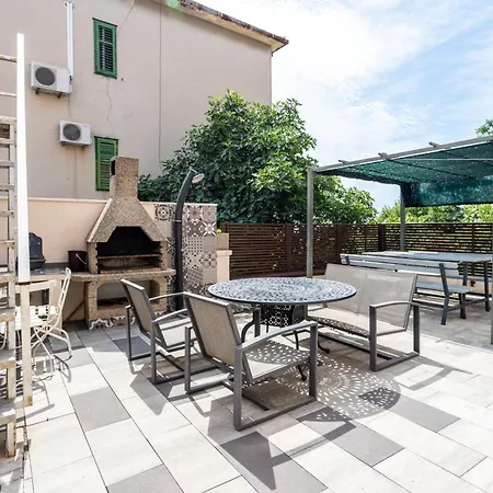 Beautiful luxury house w sea view&outside space