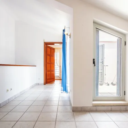 Beautiful luxury house w sea view&outside space *