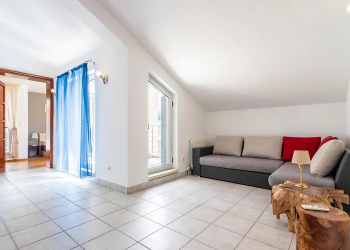 House Sleeps 8 With Balcony *