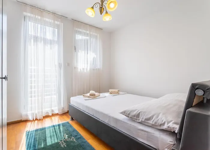 House Sleeps 8 With Balcony וילה *