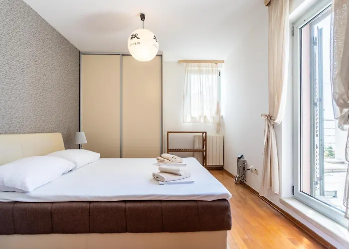 House Sleeps 8 With Balcony *