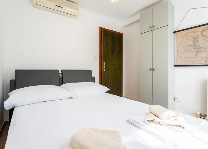 House Sleeps 8 With Balcony וילה