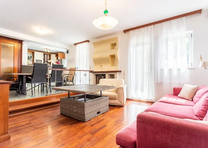 House Sleeps 8 With Balcony *