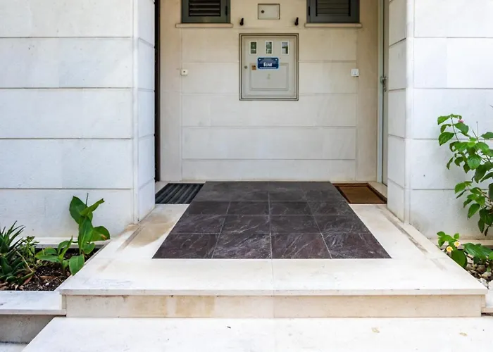 House Sleeps 8 With Balcony