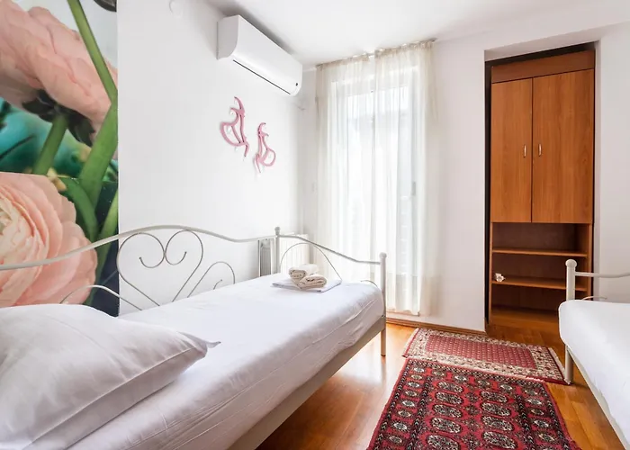 House Sleeps 8 With Balcony ספליט