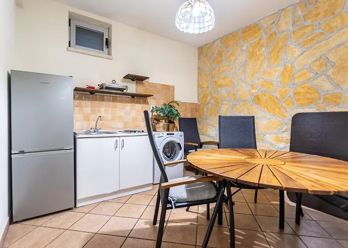 House Sleeps 8 With Balcony ספליט