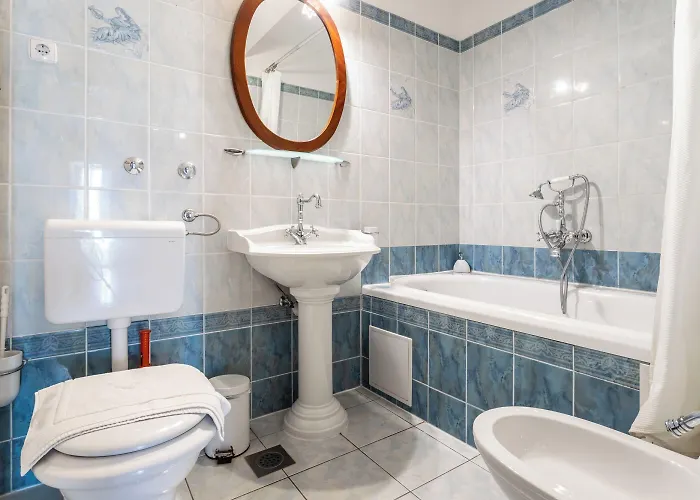 House Sleeps 8 With Balcony וילה