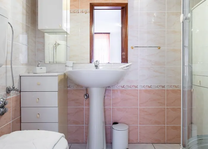 House Sleeps 8 With Balcony וילה *