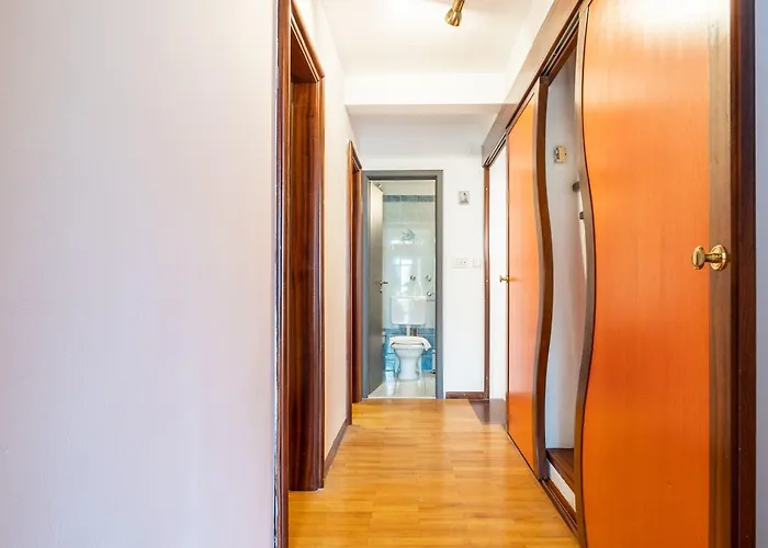 House Sleeps 8 With Balcony וילה