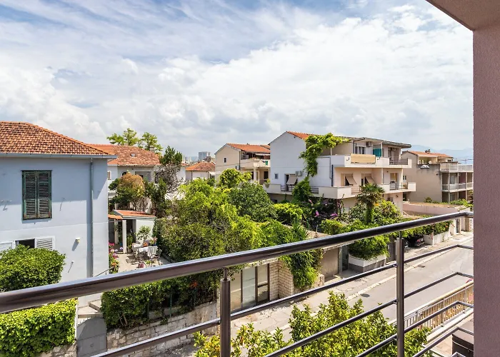 House Sleeps 8 With Balcony וילה *