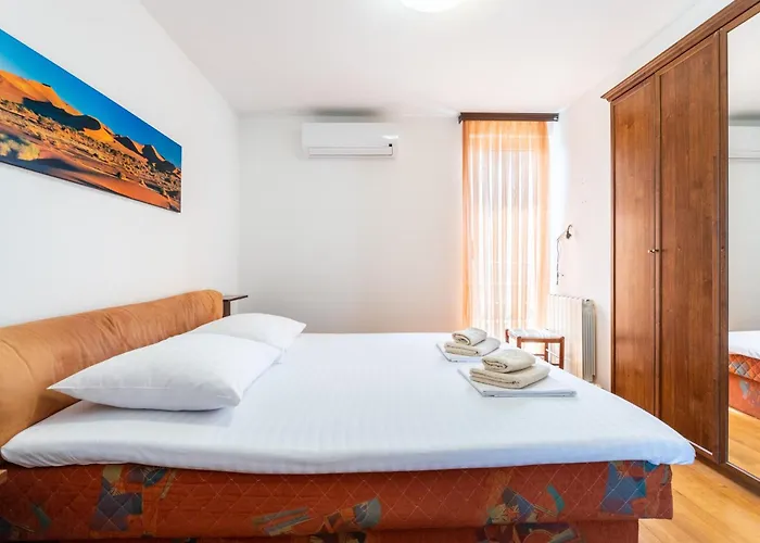 House Sleeps 8 With Balcony Villa