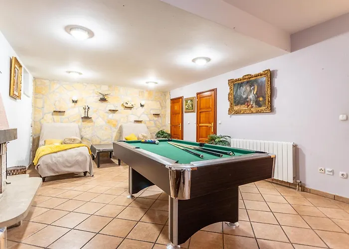 House Sleeps 8 With Balcony * Split